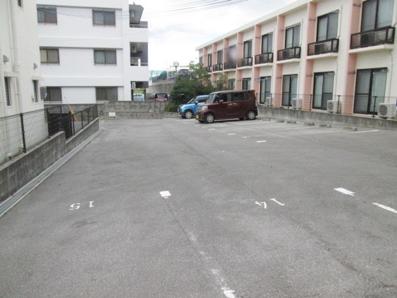 レオパレス我那覇ヒルズ 駐車場
