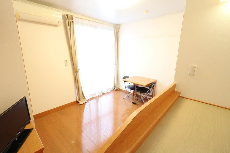 レオパレス東近江 居間