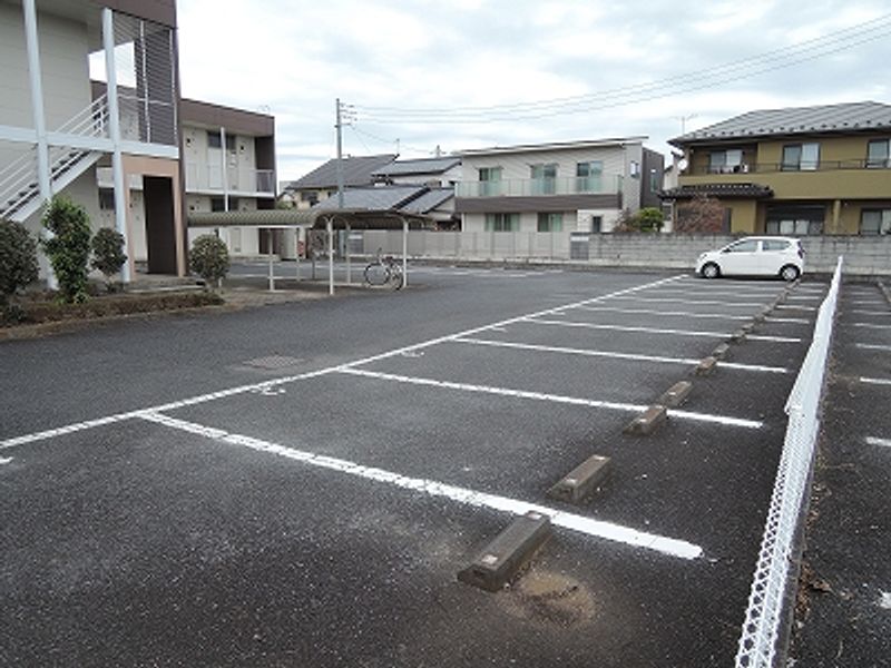 レオパレスメルシー 駐車場