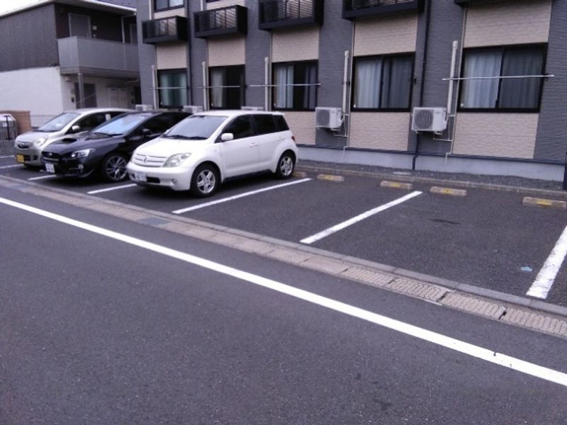 レオパレスユイカーナ 駐車場