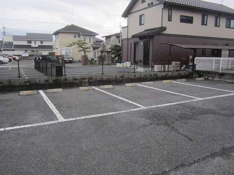 レオパレスピュール 駐車場