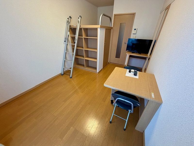 レオパレスミルキーウェイ 居間