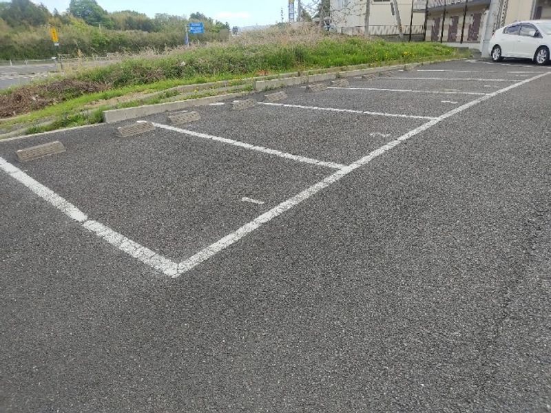 レオパレスｖｉｅｗあだたら 駐車場