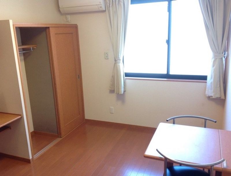 レオパレスシャルマン八田 居間