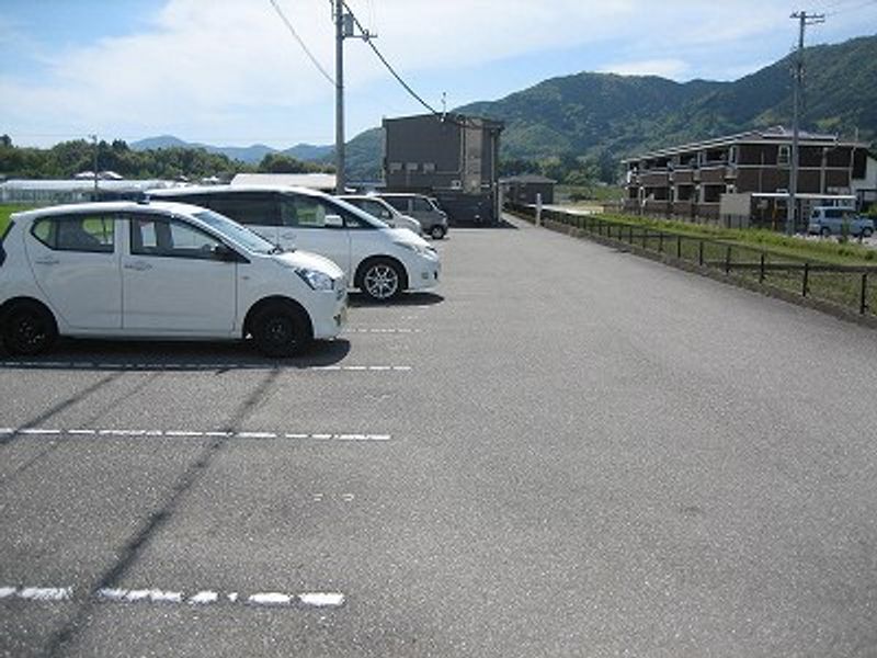 レオパレス土佐　京Ｍｉｙａｋｏ 駐車場