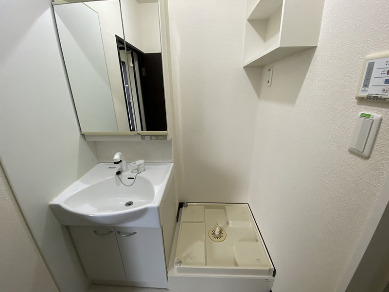 LEONEXT Central Washroom