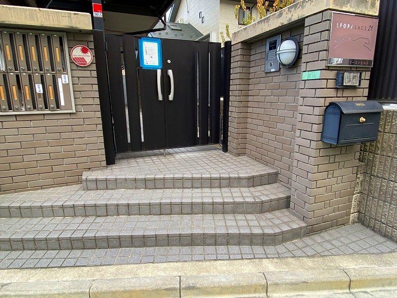 レオパレスイーストヒルズ エントランス