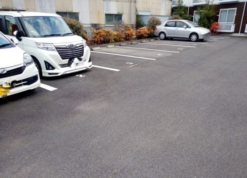 レオパレス１０ハウス 駐車場