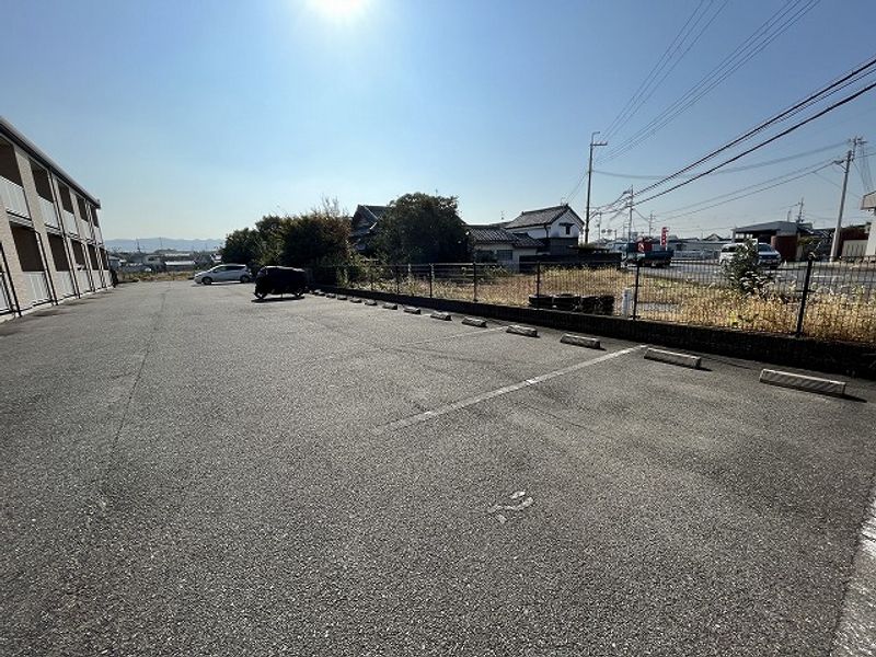 レオパレスおのさと 駐車場