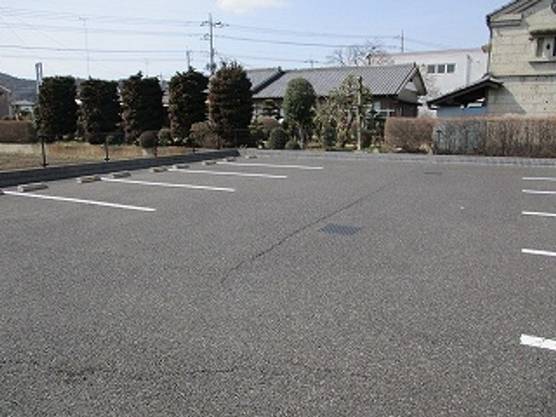 レオネクストハイツやまいち 駐車場