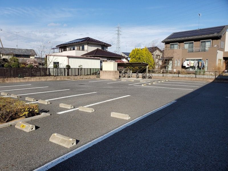 レオパレスエクレール 駐車場