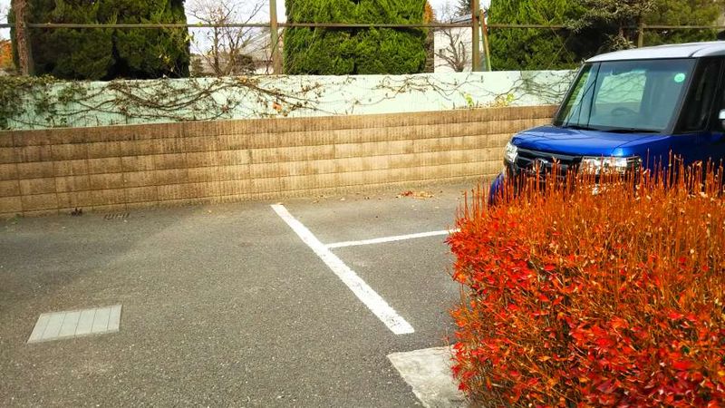 レオパレスつばさ 駐車場