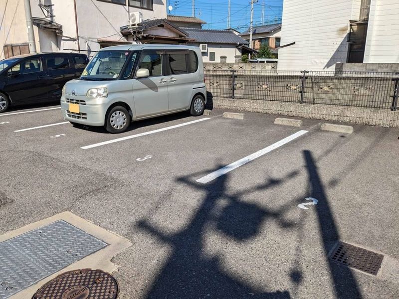 レオパレスエントラレ 駐車場
