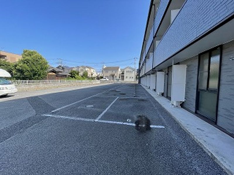 レオパレスフローラ 駐車場
