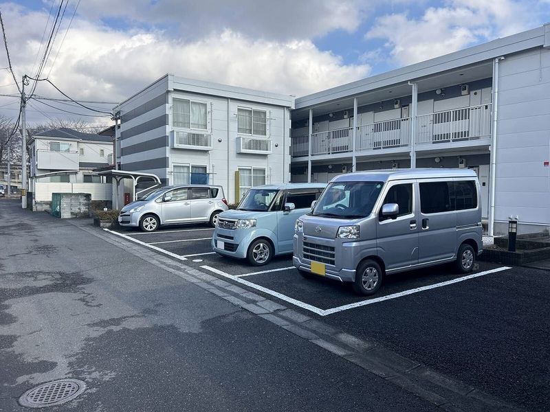 レオパレススワホーム 駐車場