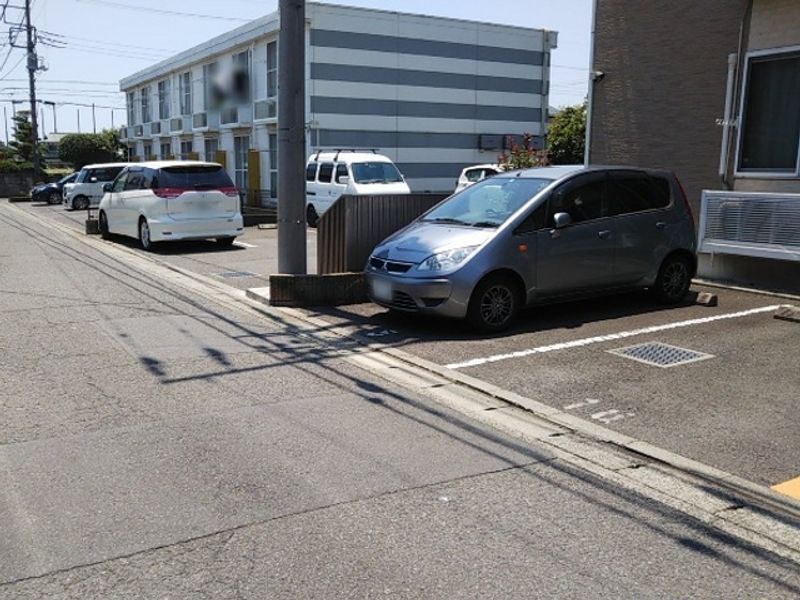 レオパレスたてかわ 駐車場