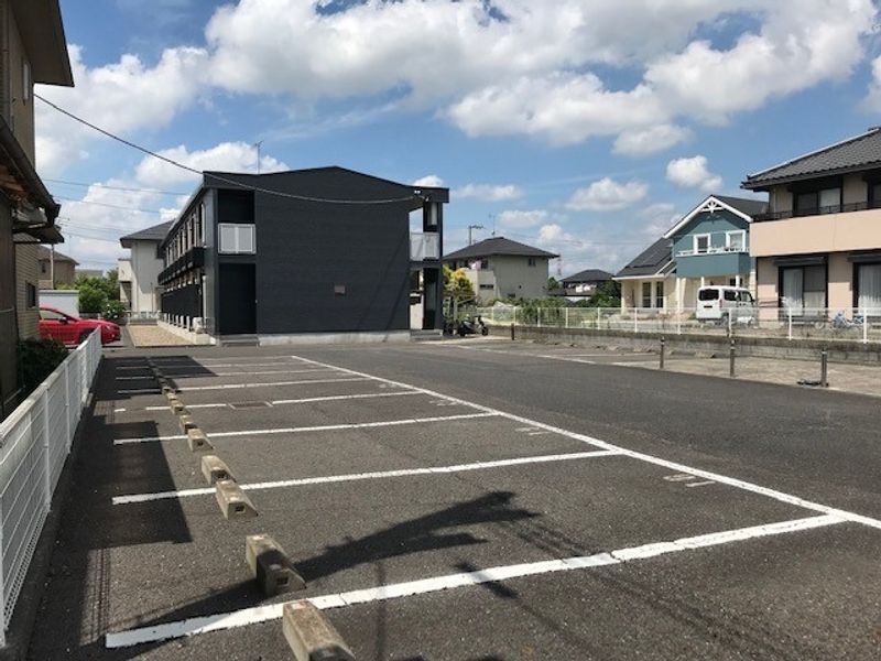レオパレスローズマリー 駐車場