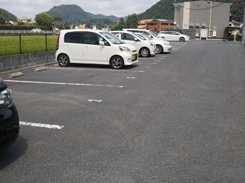 レオパレス美作 駐車場