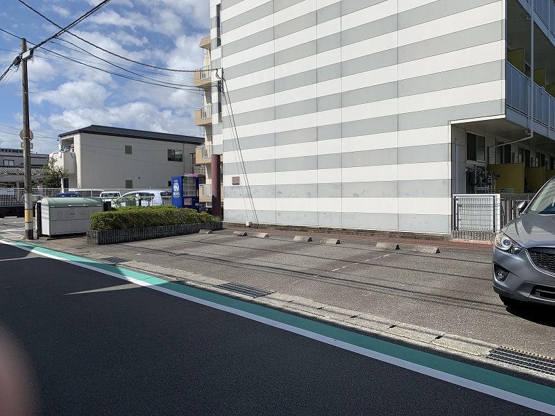 レオパレスアデッソⅤ 駐車場
