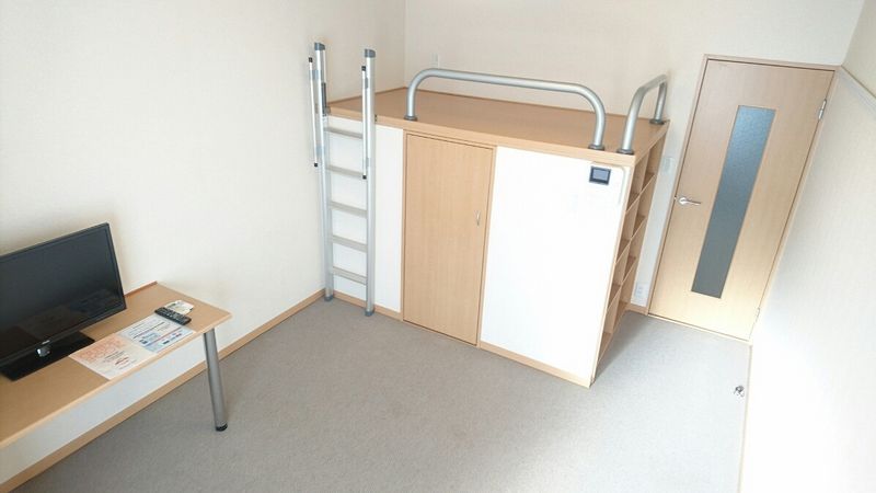 レオパレスアザミ 居間