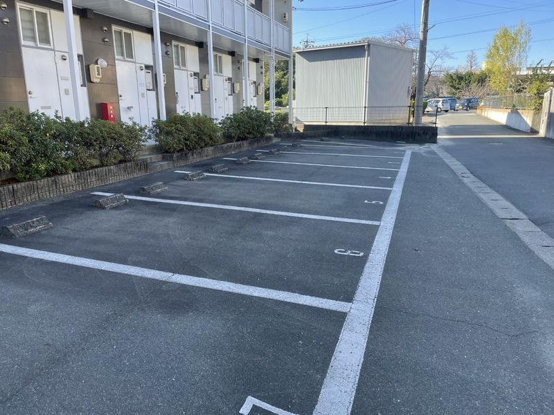 レオパレスアザレア 駐車場