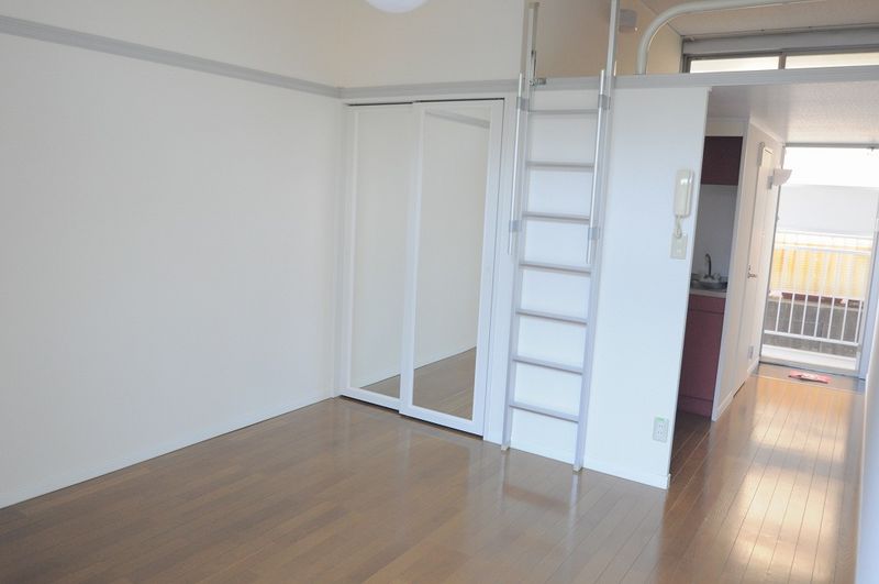 レオパレス新原 居間