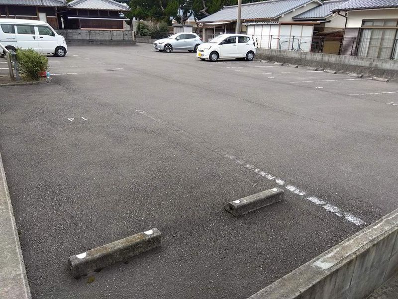 レオパレスサンクローバー 駐車場