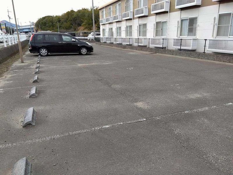 レオパレスカサベージュ 駐車場