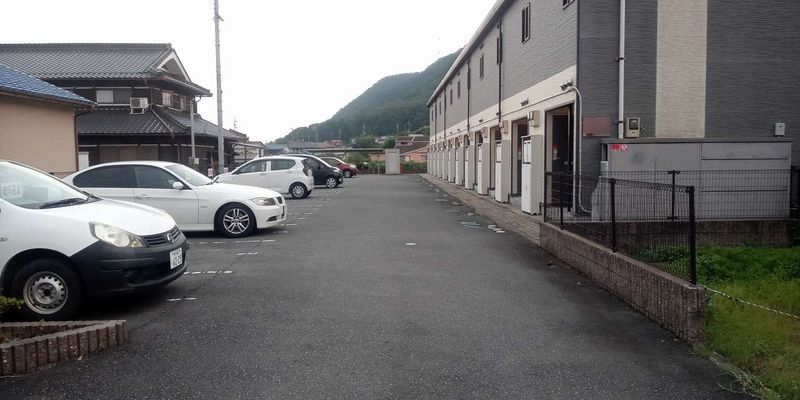 レオパレストゥエンティツゥ 駐車場