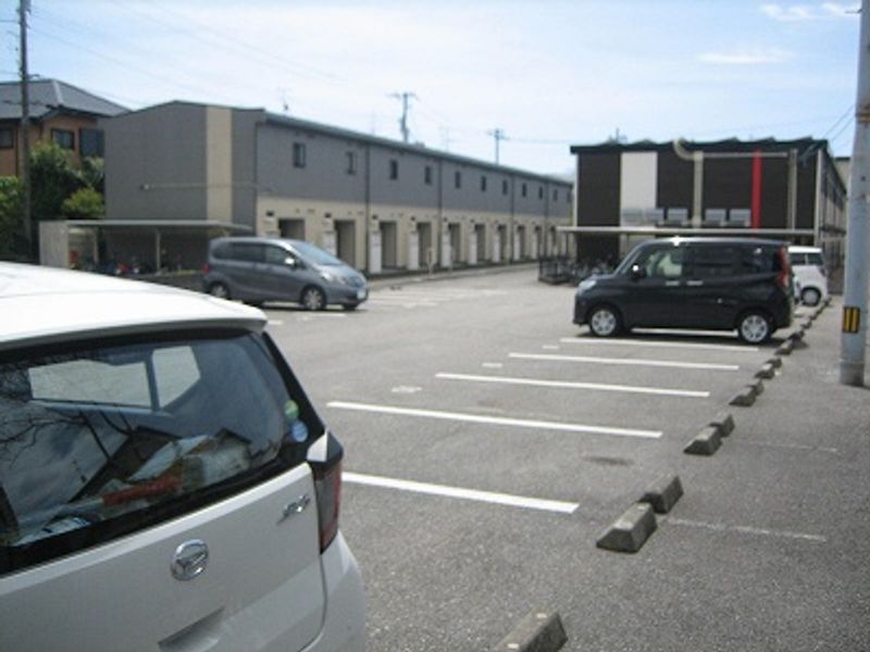 レオパレスとさみずき 駐車場