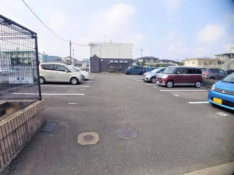 レオパレスＳＣＨＩＥＬＥ 駐車場