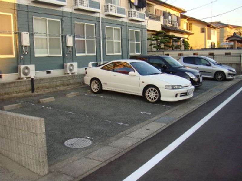 レオパレスフローラ 駐車場