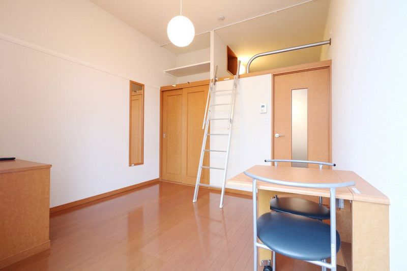 レオパレス万里小路 居間