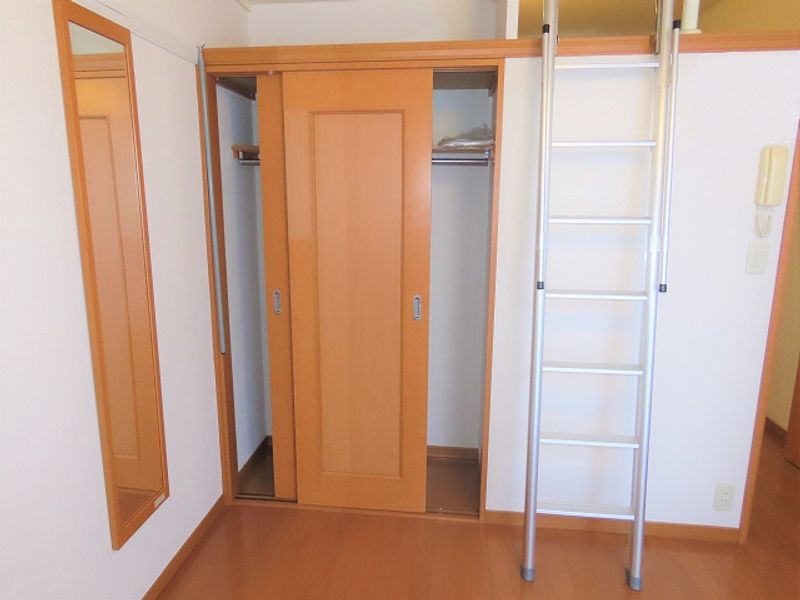レオパレス中御所 収納