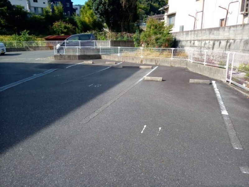 レオパレスひいらぎⅤ 駐車場