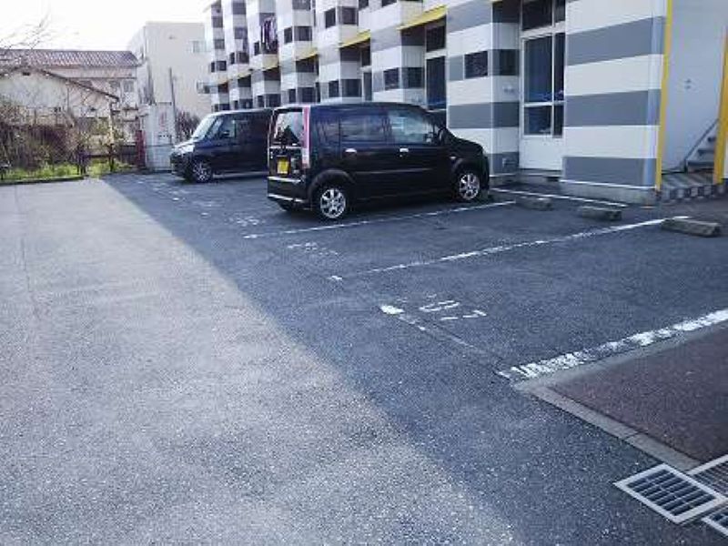 レオパレスＥＳＴ 駐車場