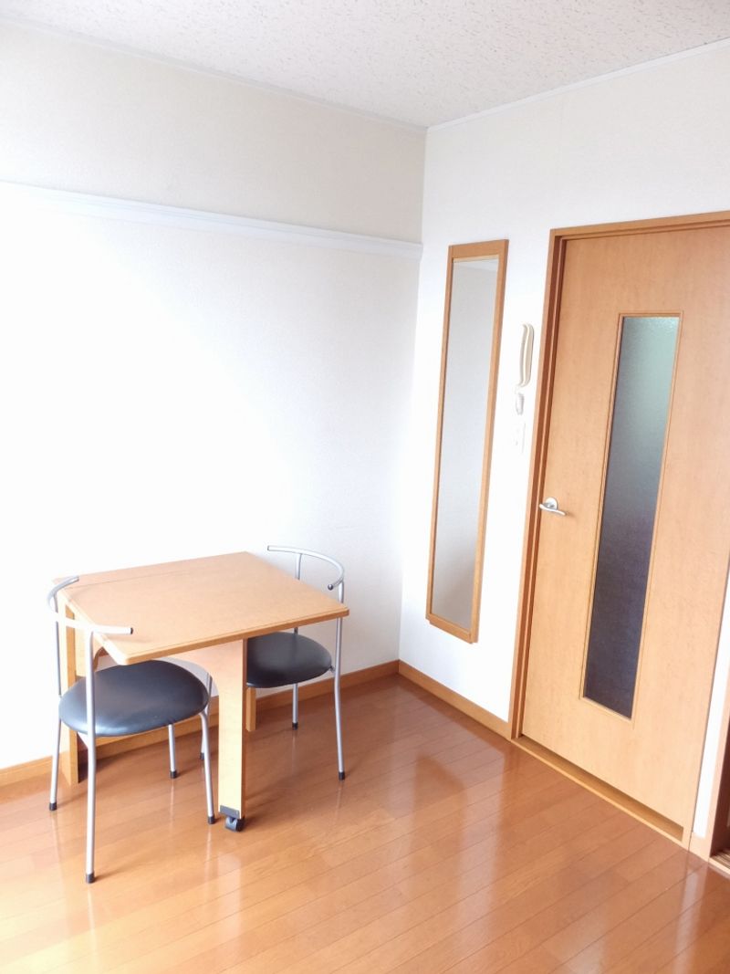 レオパレスタキオン 居間