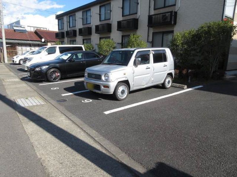 レオパレスオークスＨ 駐車場