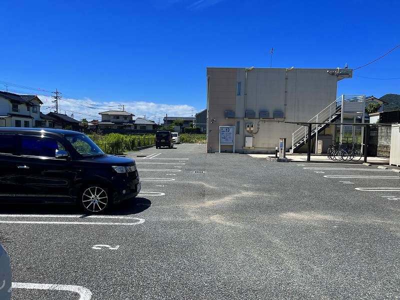 レオネクストローズ 駐車場