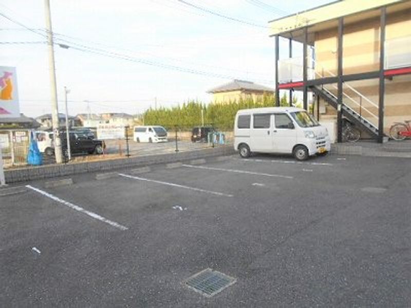 レオパレスみくも西 駐車場