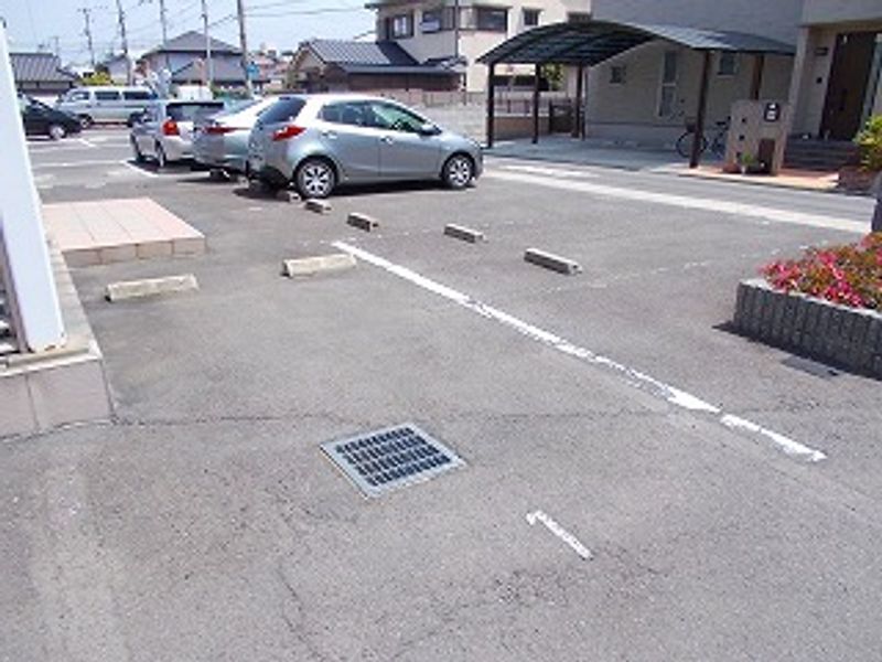 レオパレス栗林 駐車場