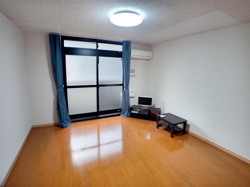 レオパレスＳＨＩＮＢＡＫＵ 居間