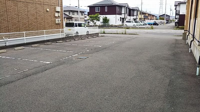 レオパレス陽 駐車場