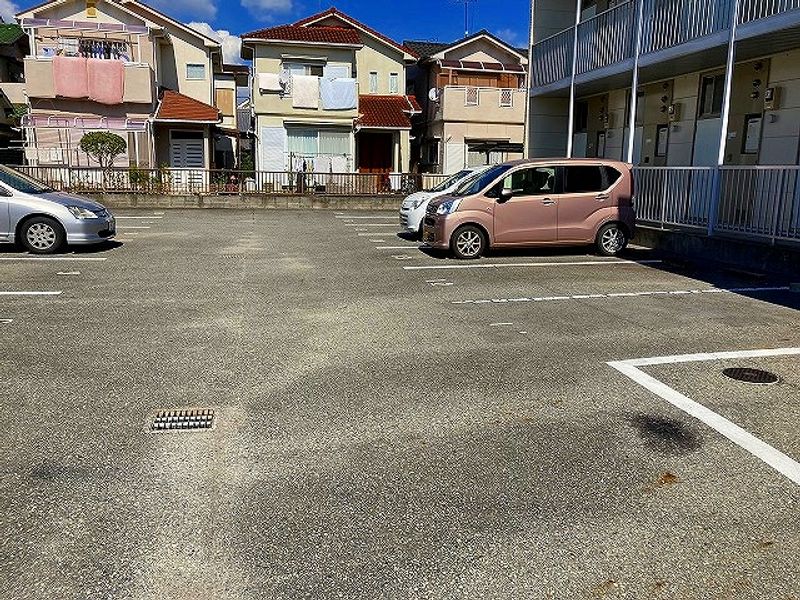 レオパレスレオ 駐車場