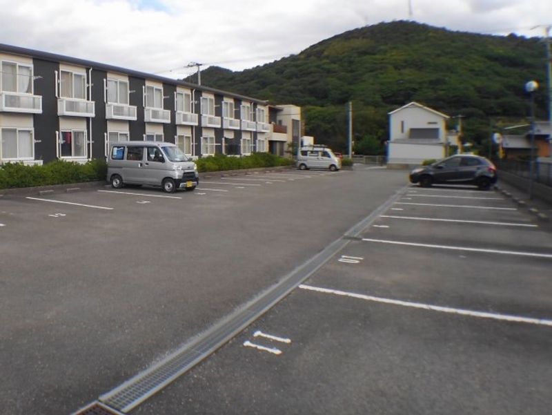 レオパレス高月 駐車場
