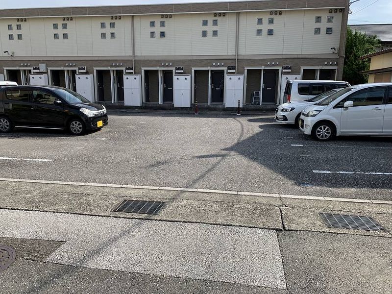 レオネクストラペ 駐車場