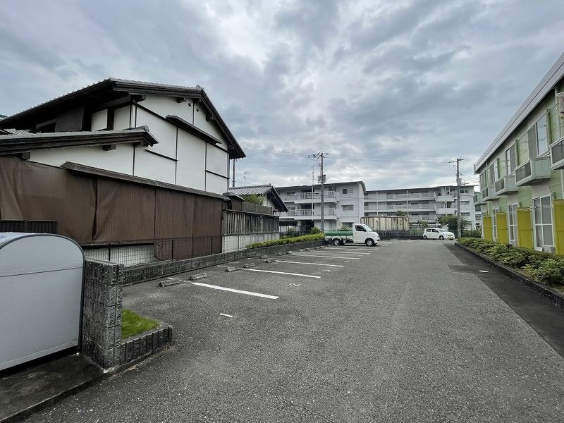 レオパレスグリーン・グラスＥ 駐車場
