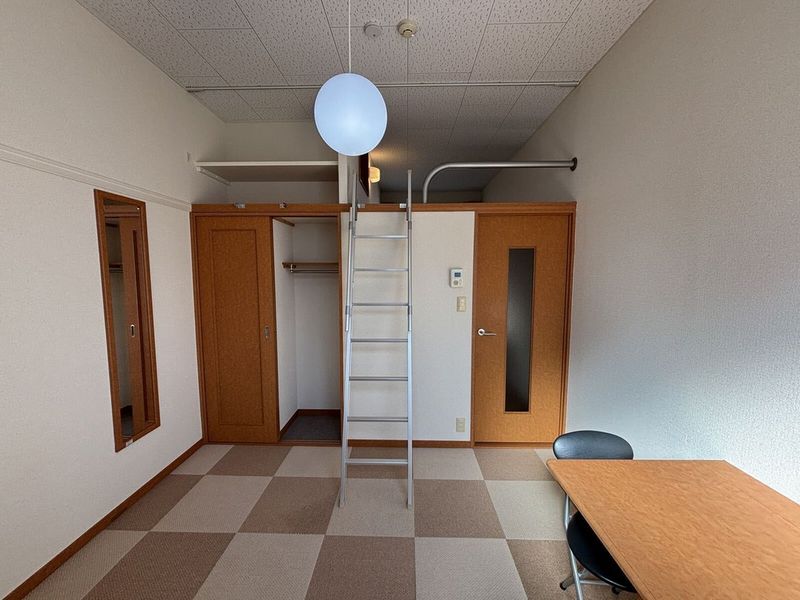 レオパレスセリバテール仁川 居間