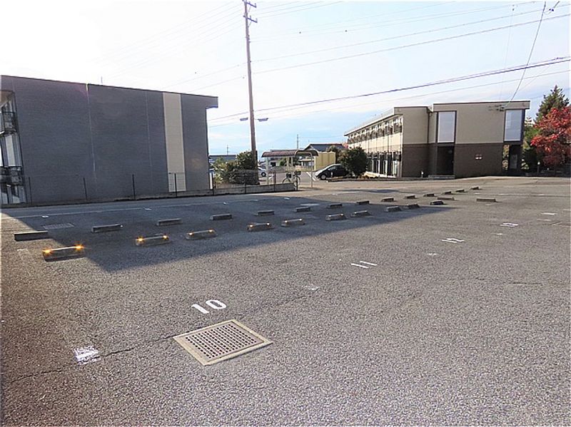 レオパレスラフォーレなかの 駐車場