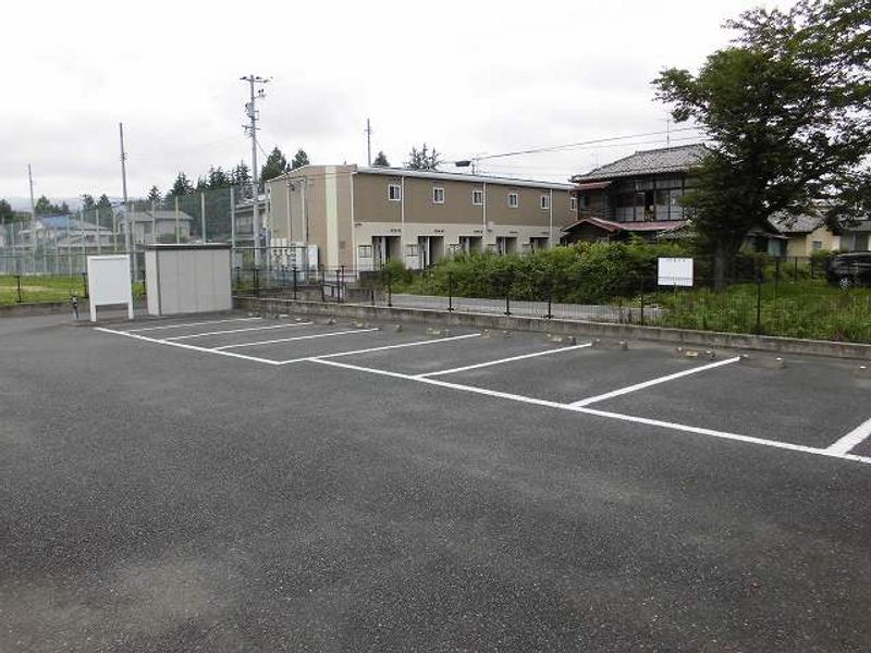 レオパレス宇多の里 駐車場